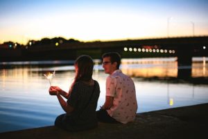couple-guy-girl-love-dating-people-seaside-sea-water | 工房Smith札幌 デートスポット