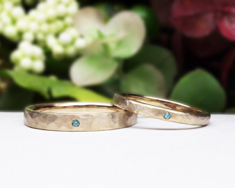 結婚指輪（彫金工法）カラーダイヤモンド伏込み留めつや消しハンマー