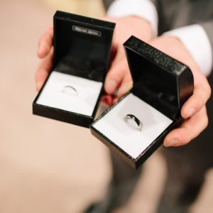 札幌で安く結婚指輪を買うには？｜価格相場や値段を抑えて買う方法を解説