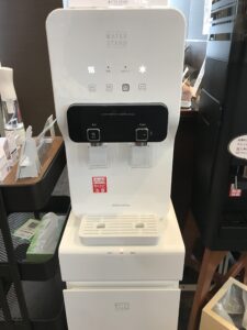 店内セルフカフェコーナーのウォータースタンド