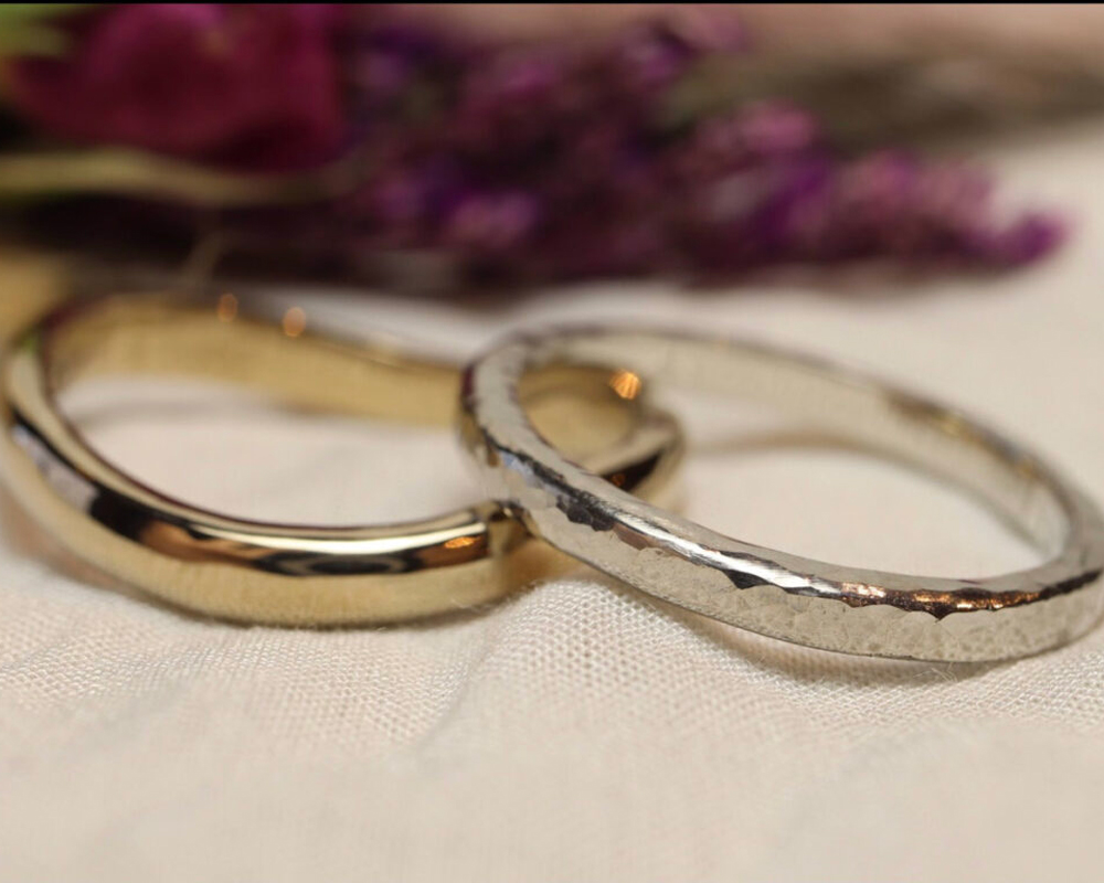 結婚指輪（彫金工法）アクアマリンななこ留めハンマー鏡面