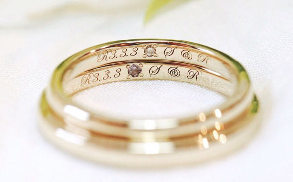 宝石と特別な刻印が入ったペアリング