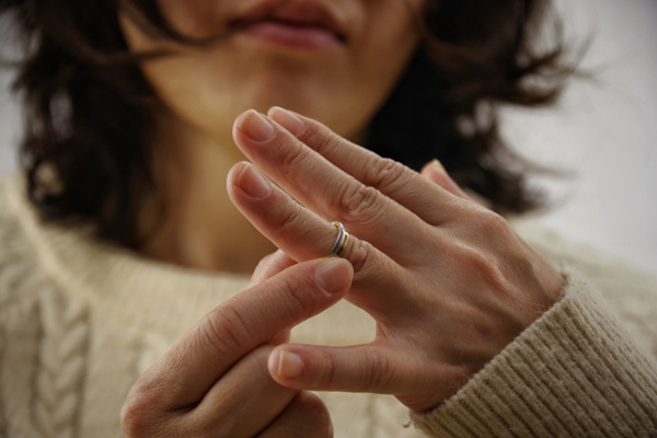 woman-ring | 工房Smith札幌 結婚指輪を見る女性