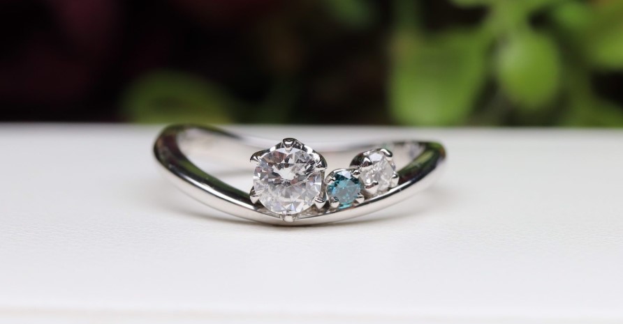 img_engagementring-platinum-design_03 | 工房Smith札幌 3つの宝石をあしらったデザイン