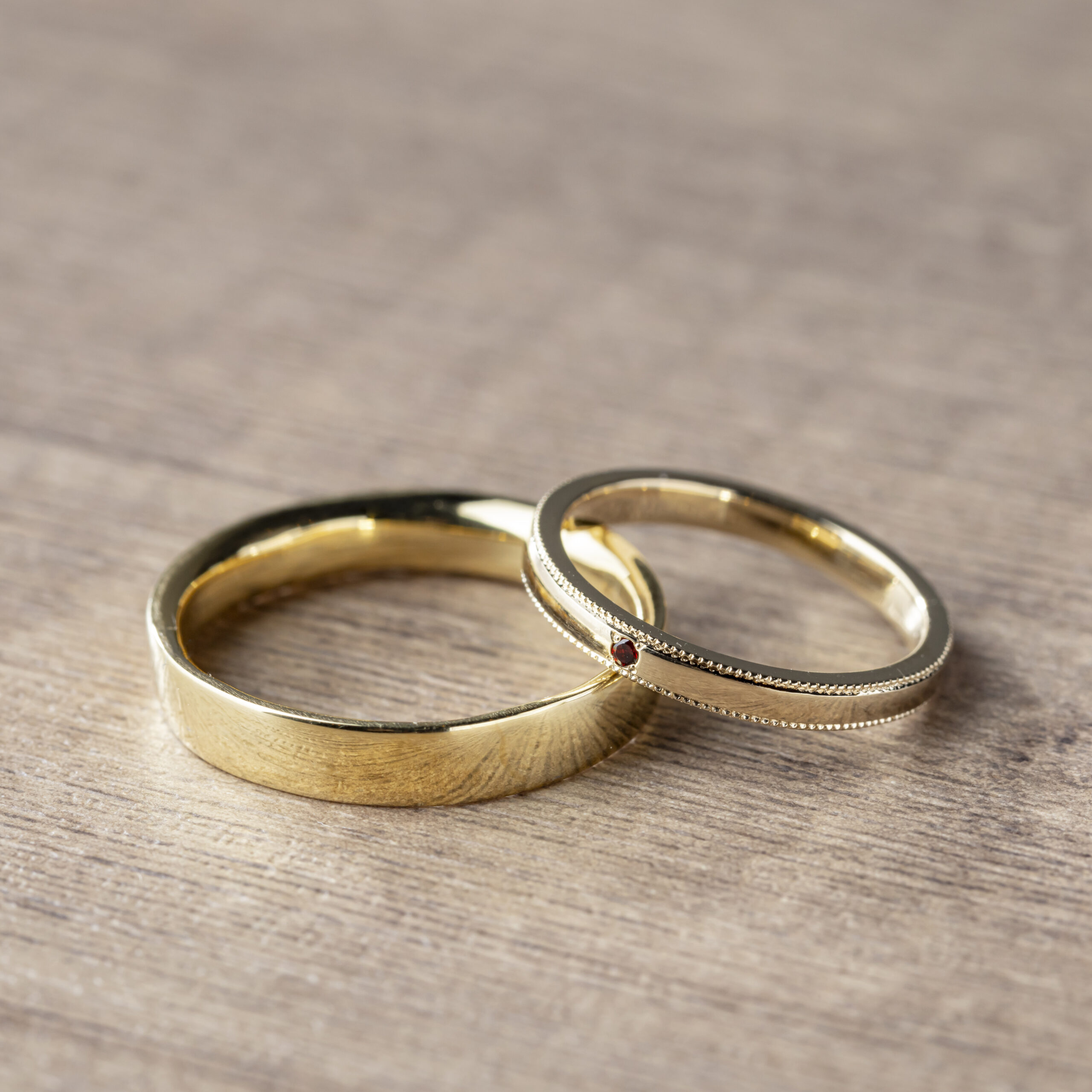 結婚指輪（彫金工法）ガーネットななこ留めミル打ち鏡面