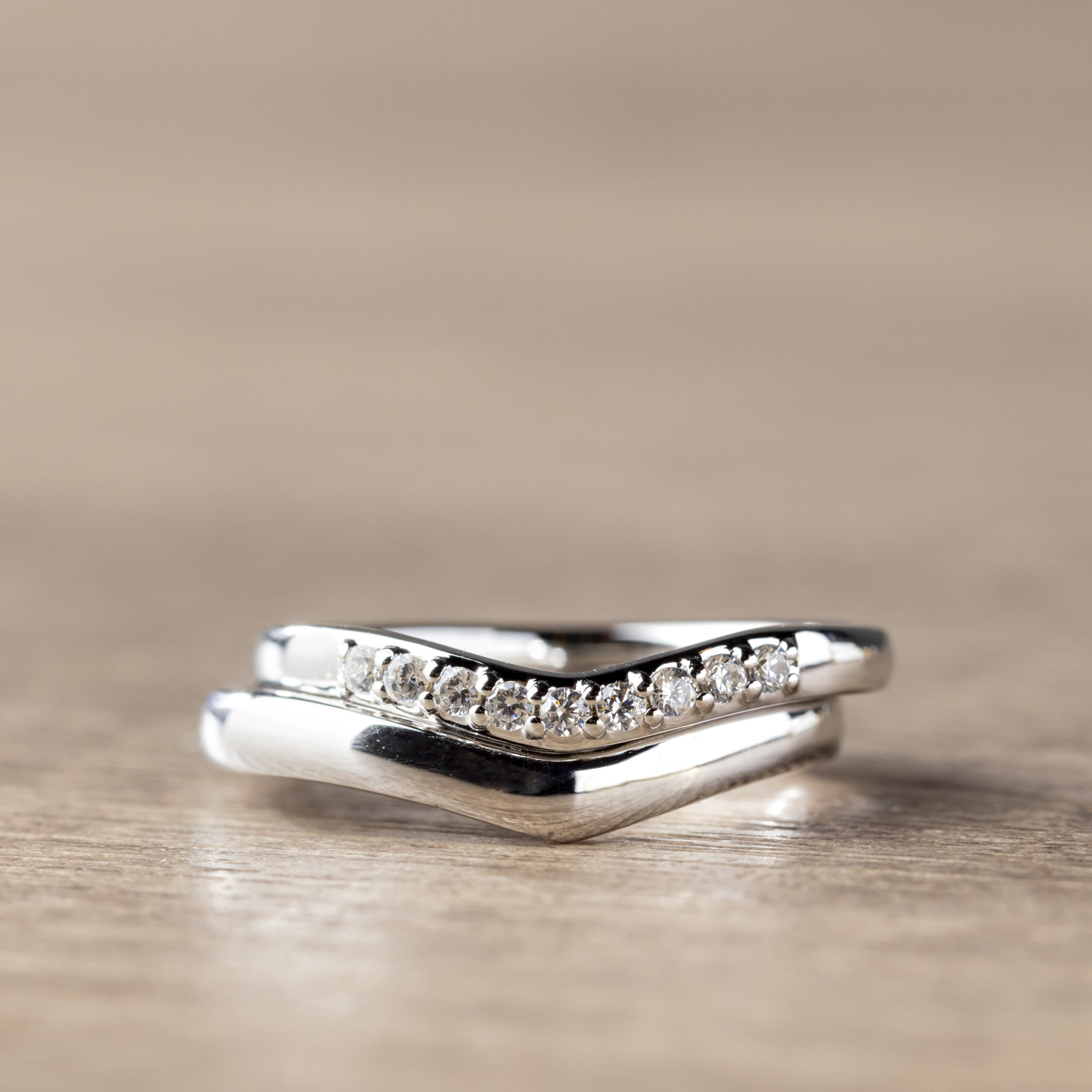 結婚指輪（彫金工法）ダイヤモンドななこ留めウェーブ鏡面