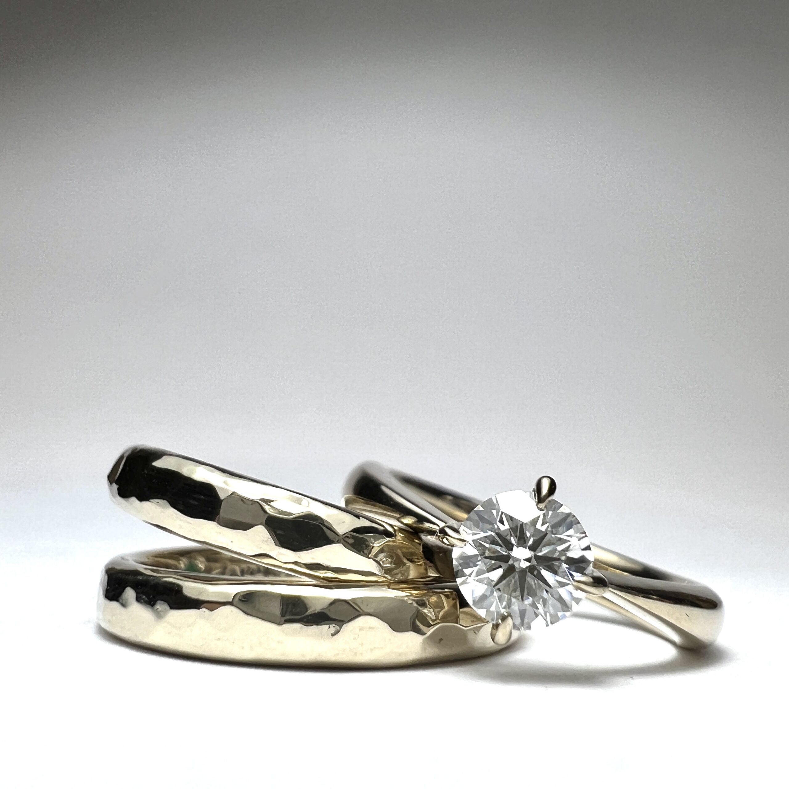 婚約指輪／結婚指輪（彫金工法）ダイヤモンド4本爪ハンマー鏡面