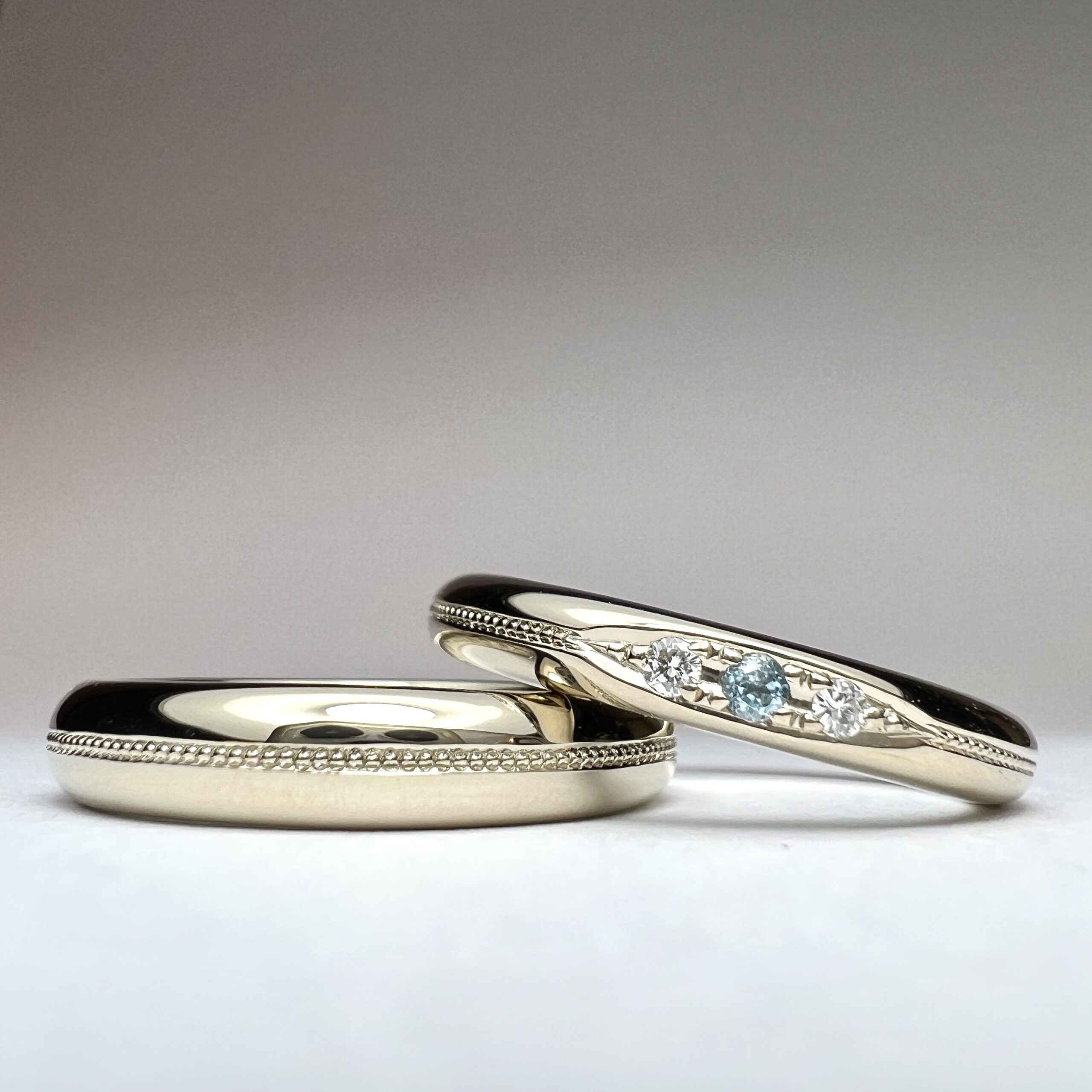 結婚指輪（彫金工法）アクアマリンダイヤモンド彫り留めミル打ち鏡面