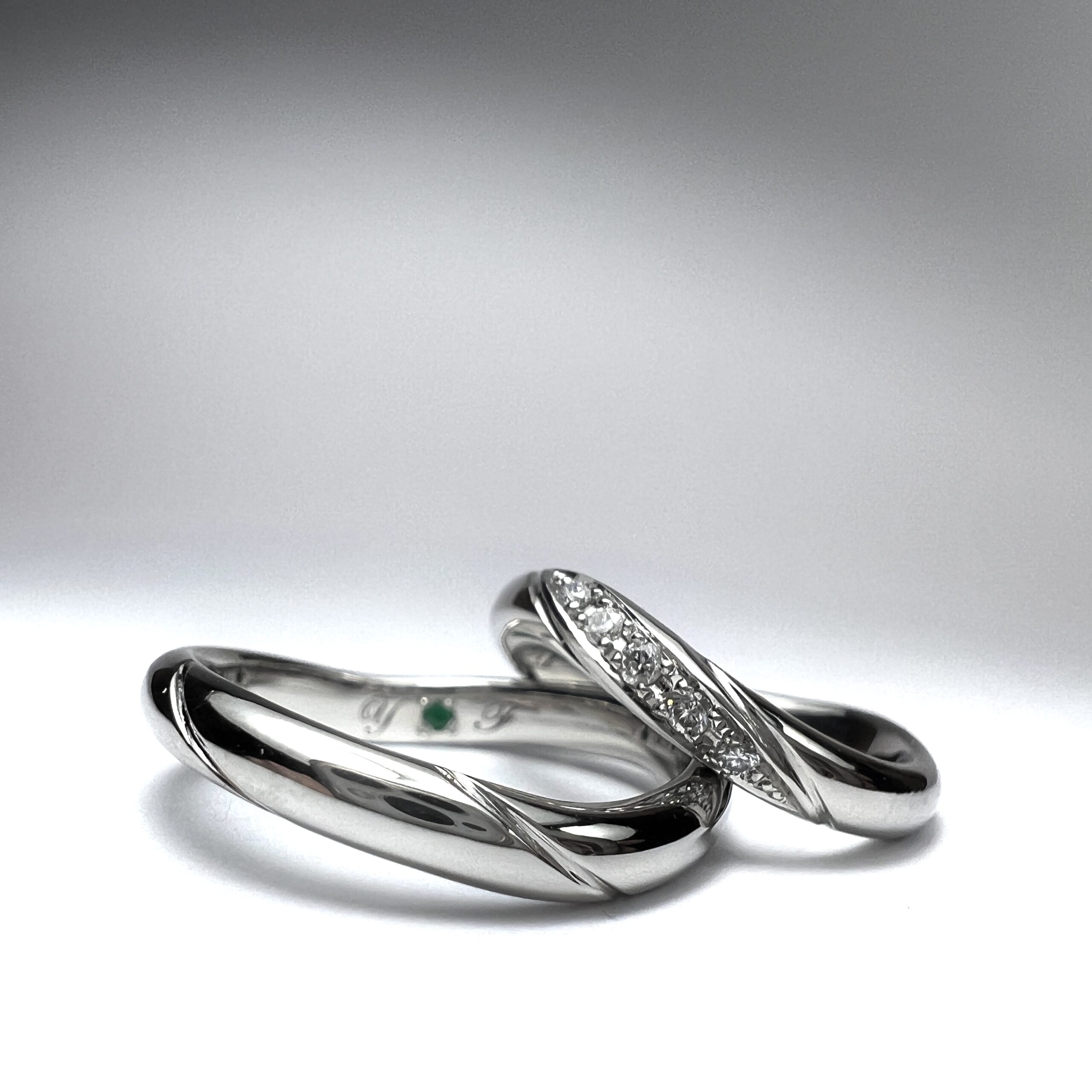 結婚指輪（彫金工法）エメラルドダイヤモンド彫り留めウェーブライン加工レーザー刻印鏡面