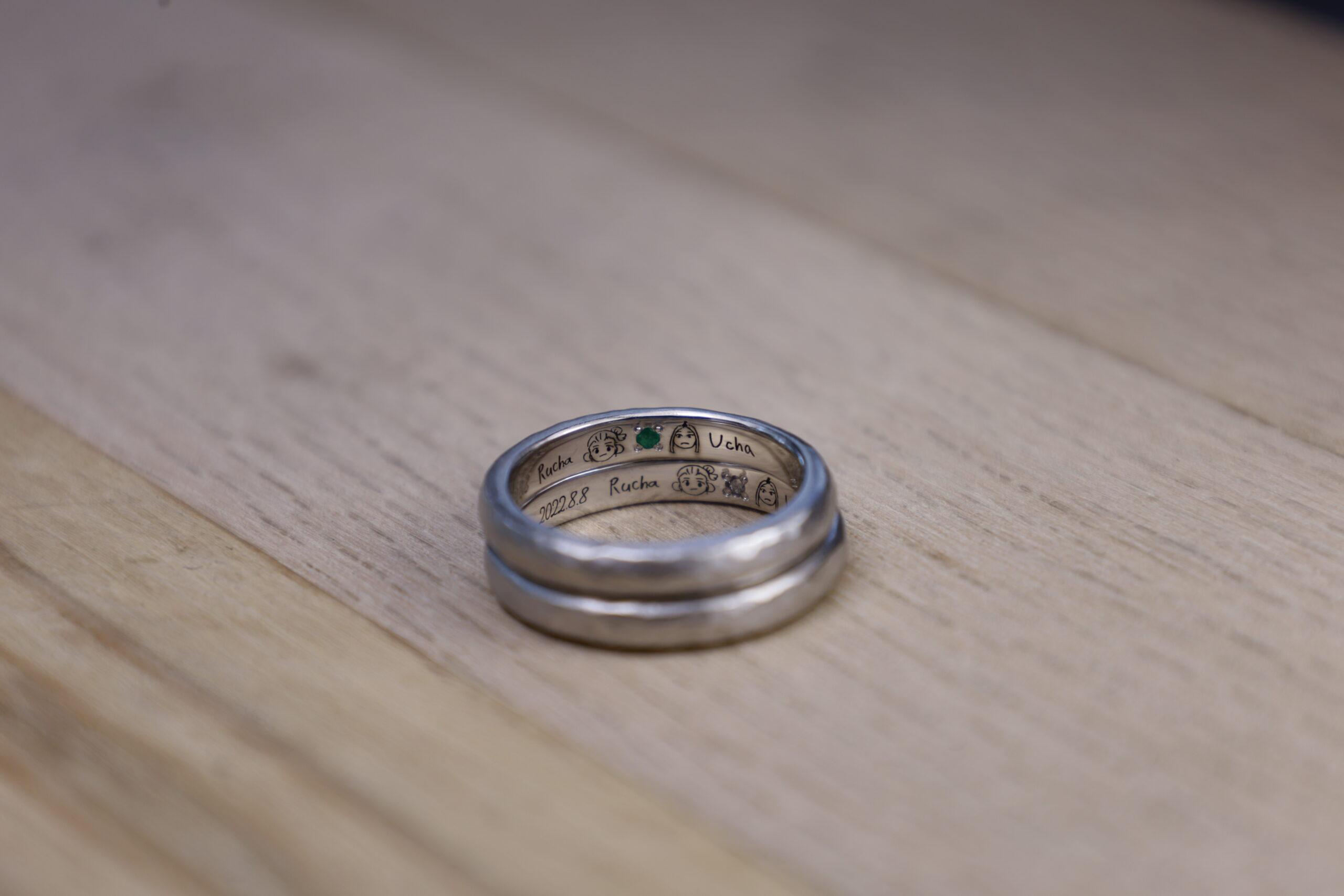 ペアリング（彫金工法）エメラルドダイヤモンドシークレットストーン手書きレーザー刻印