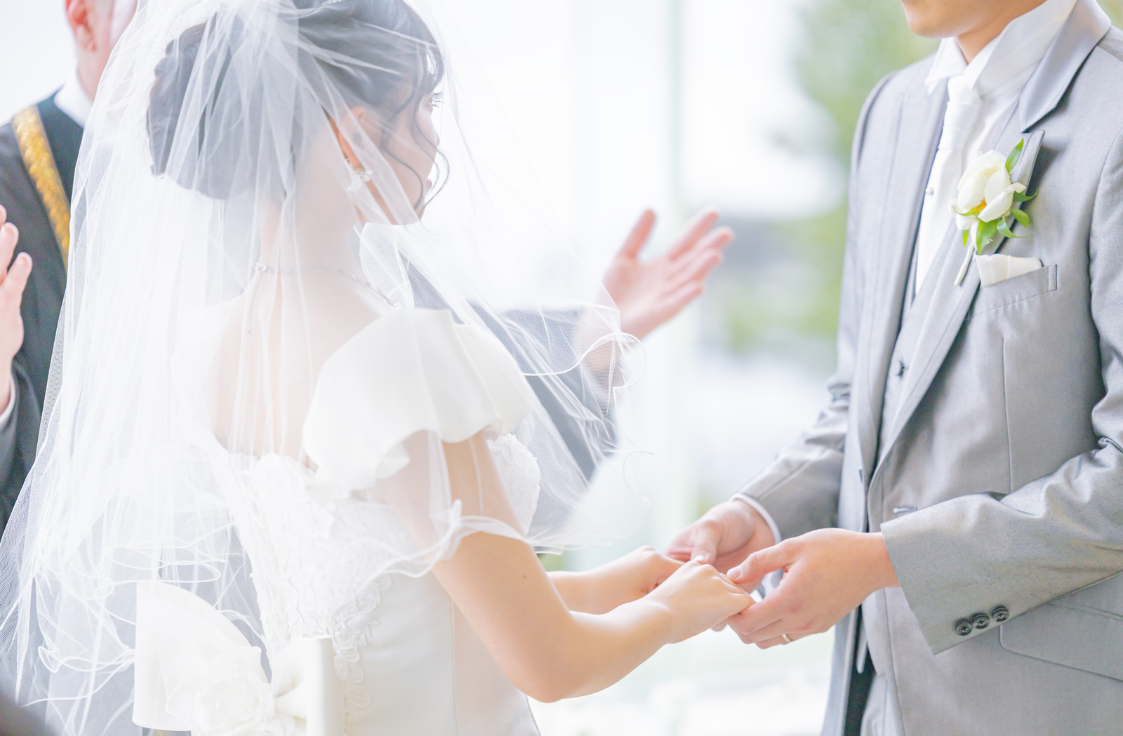 婚約指輪（エンゲージリング）結婚指輪（マリッジリング）の違いを解説！意味や役割、相場、デザインまで