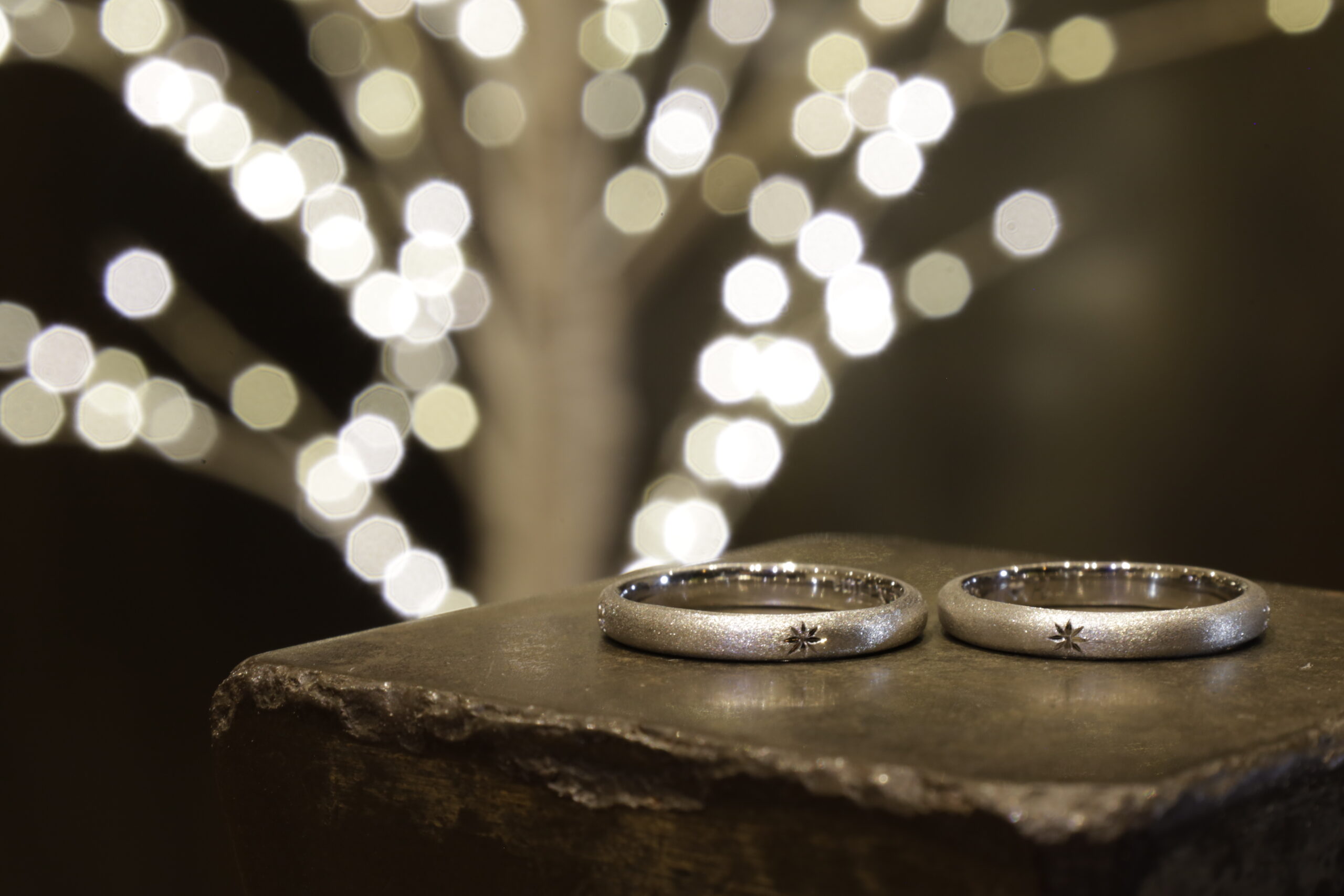 2023.ホリデーコース／ペアリング（彫金工法）サファイアななこ留め彫り留めスターダスト鏡面