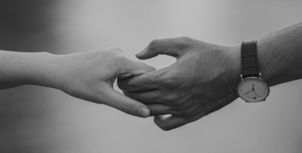 手を繋いでいる モノクロ | 工房Smith札幌