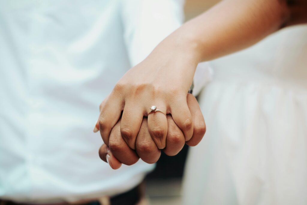 couple 手を繋いでいる | 工房Smith札幌