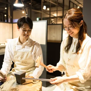 2人で手作り指輪を作る様子／工房Smith札幌