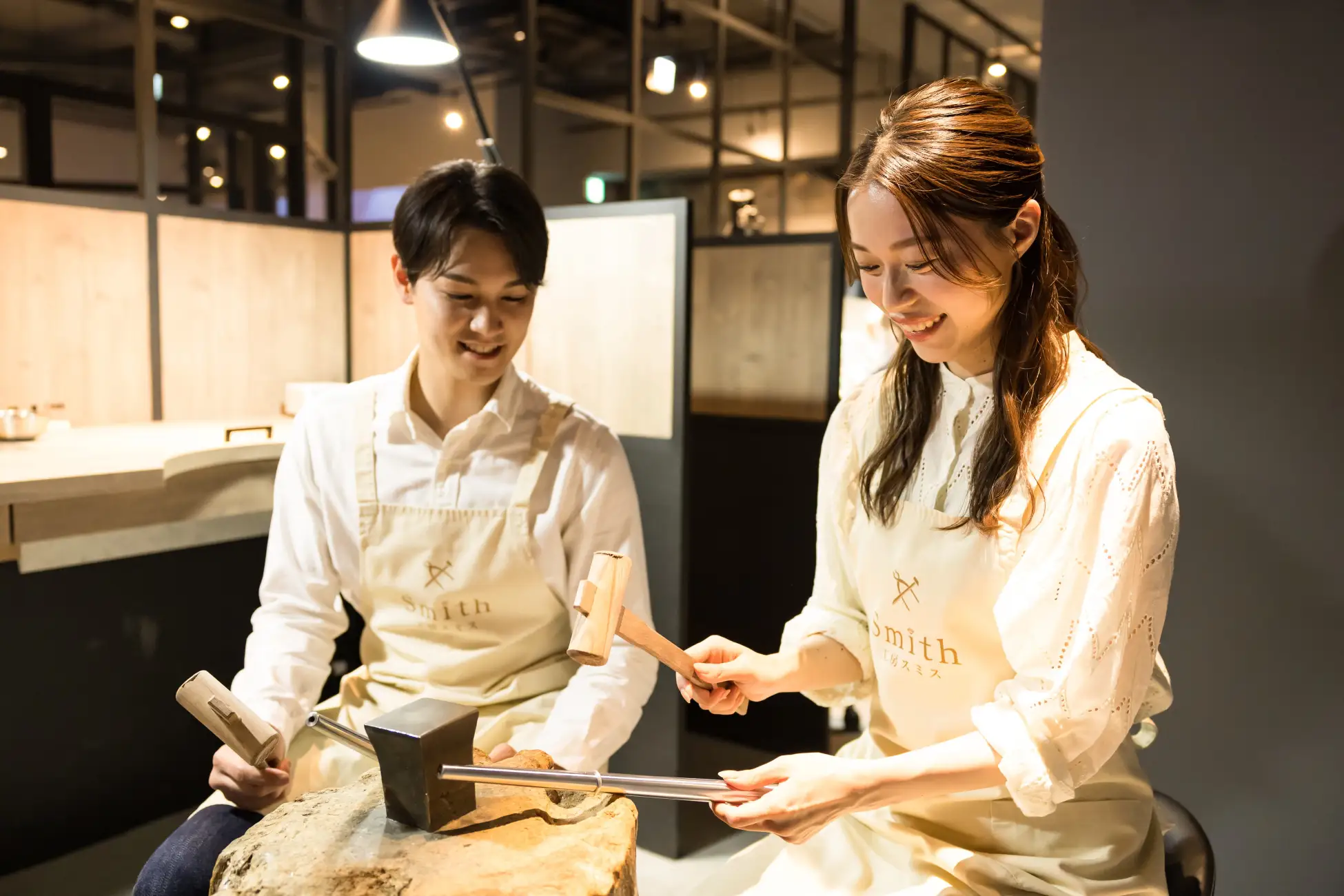 2人で手作り指輪を作る様子／工房Smith札幌