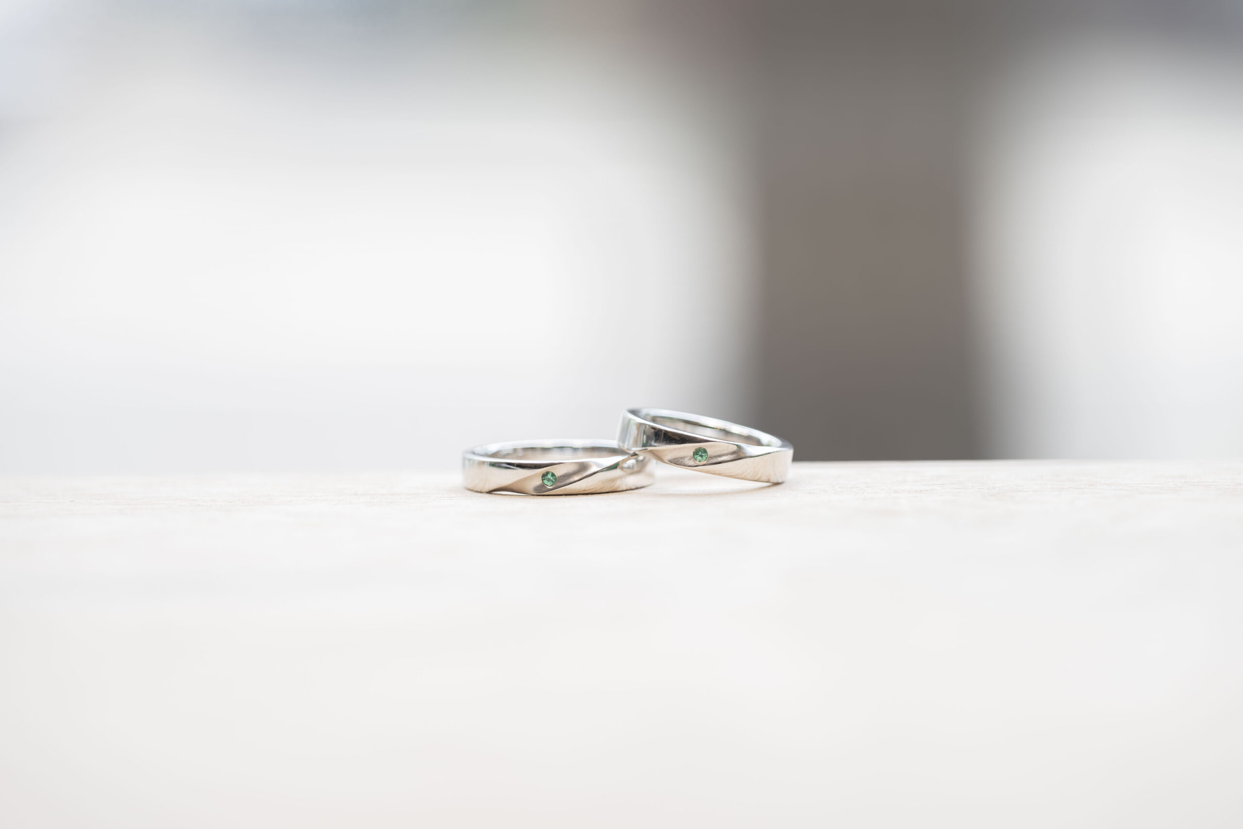 ペアリング（彫金工法）エメラルド伏込み留めメビウス鏡面