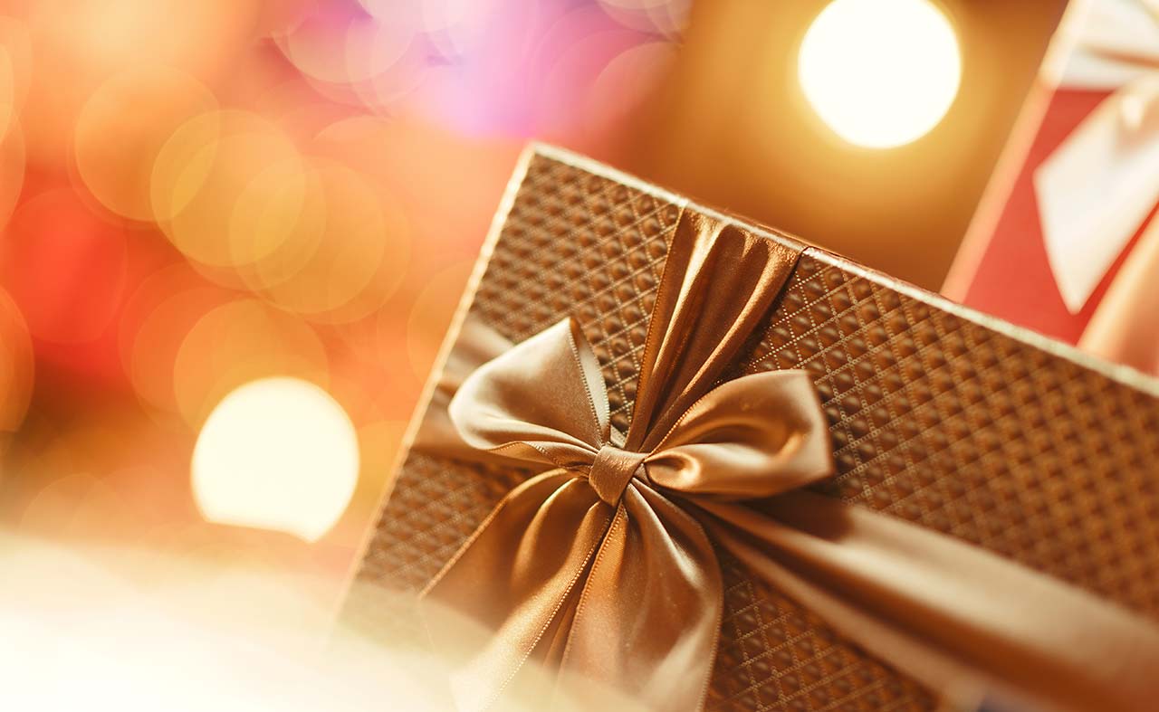 Luxury golden Christmas gift close up | 工房Smith札幌 present-price