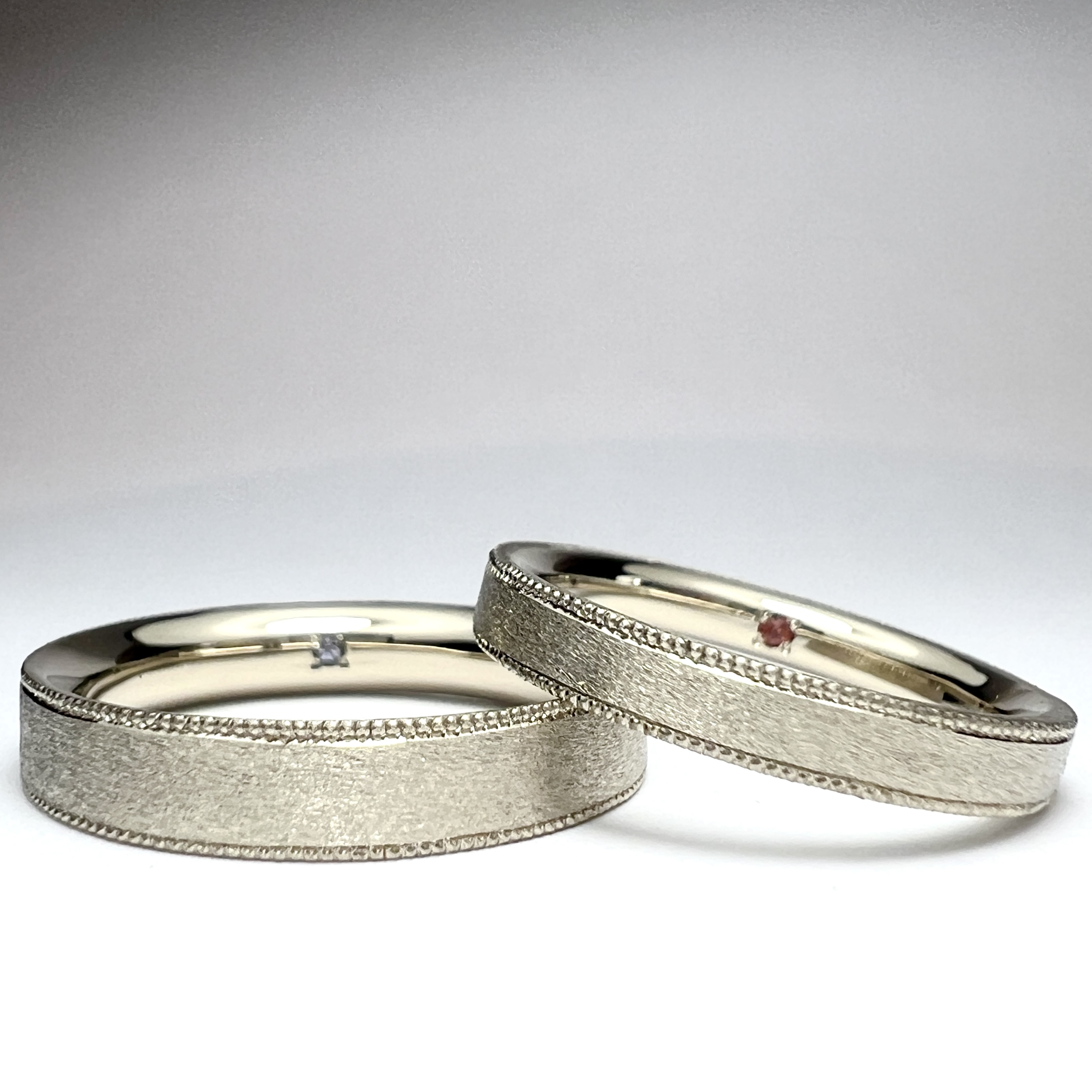 結婚指輪（彫金工法）ガーネットトパーズシークレットストーンななこ留めスターダストミル打ち