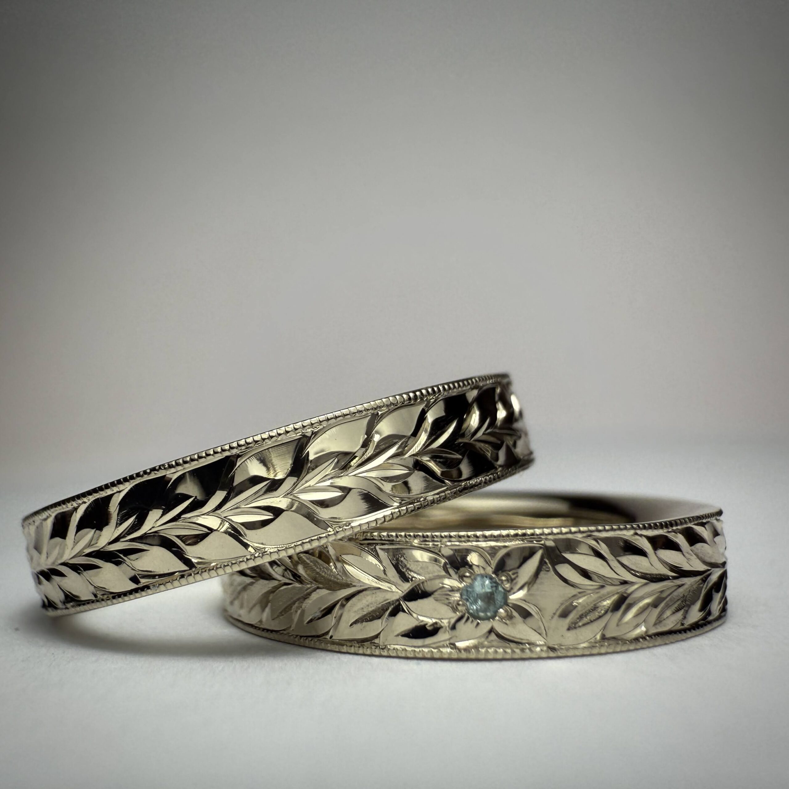 結婚指輪（彫金工法）トルマリン伏込み留めハワイアンミル打ち鏡面