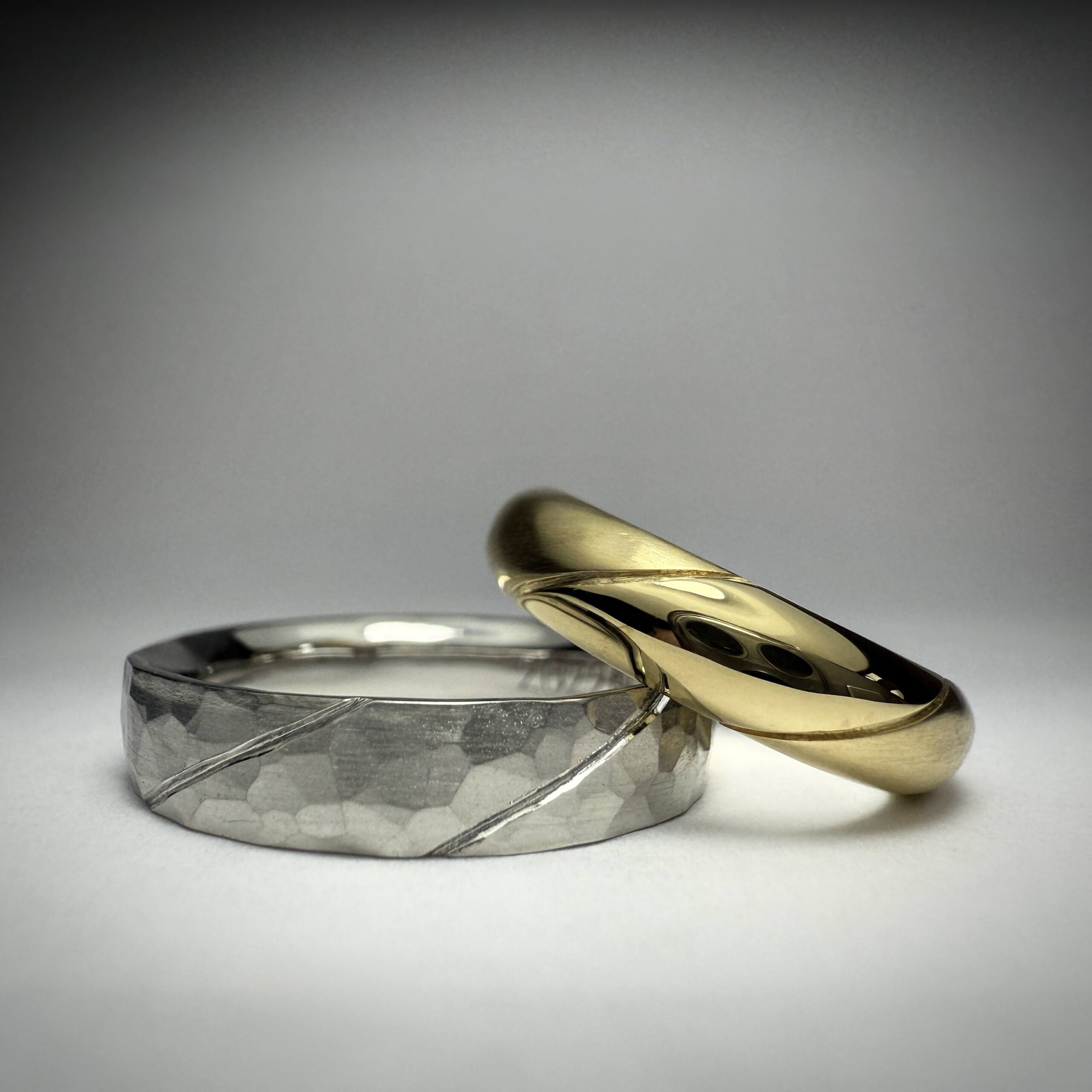 結婚指輪（彫金工法）つや消しハンマーライン加工鏡面