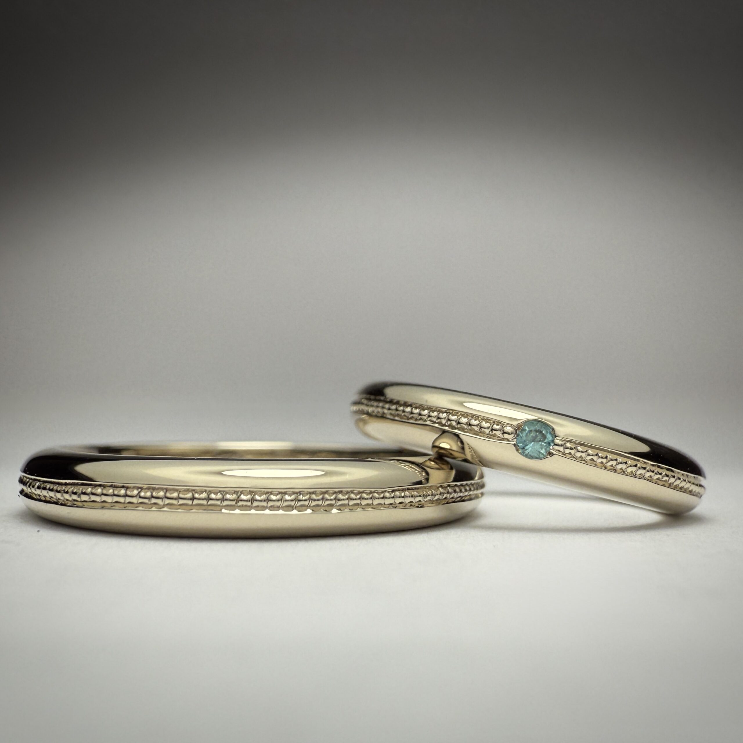 結婚指輪（彫金工法）トルマリン伏込み留めミル打ち鏡面