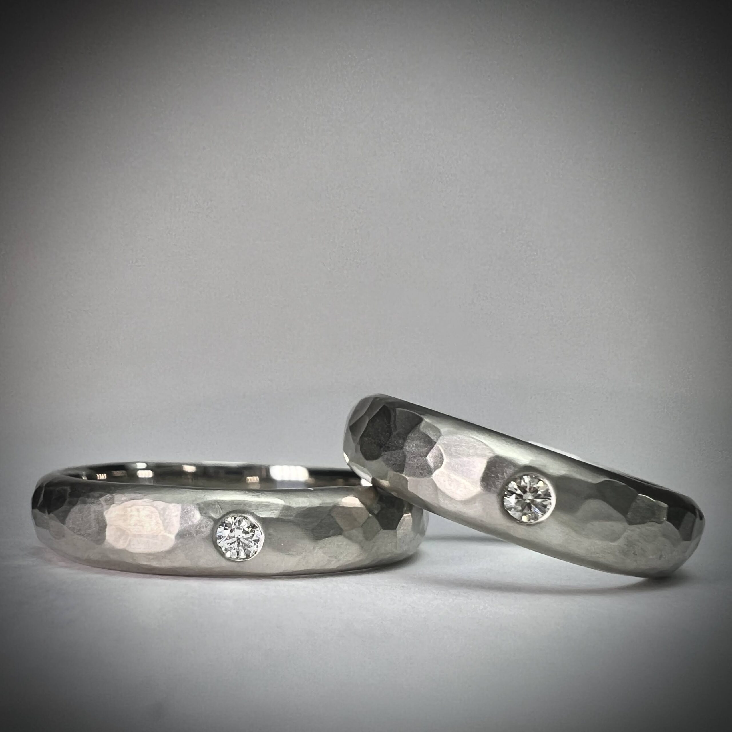 結婚指輪（彫金工法）ダイヤモンド伏込み留めつや消しハンマー