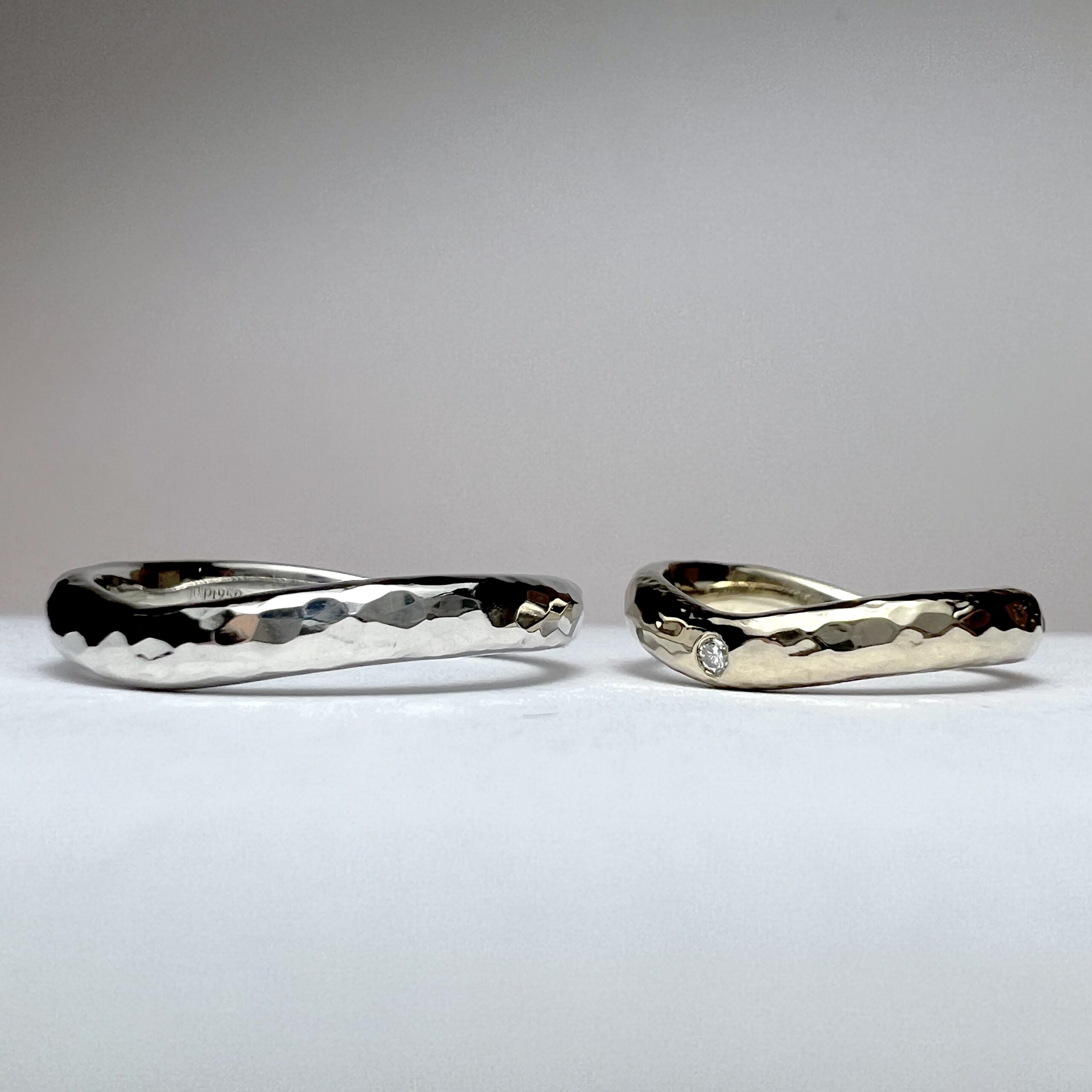 結婚指輪（彫金工法）ダイヤモンド伏込み留めウェーブハンマー鏡面