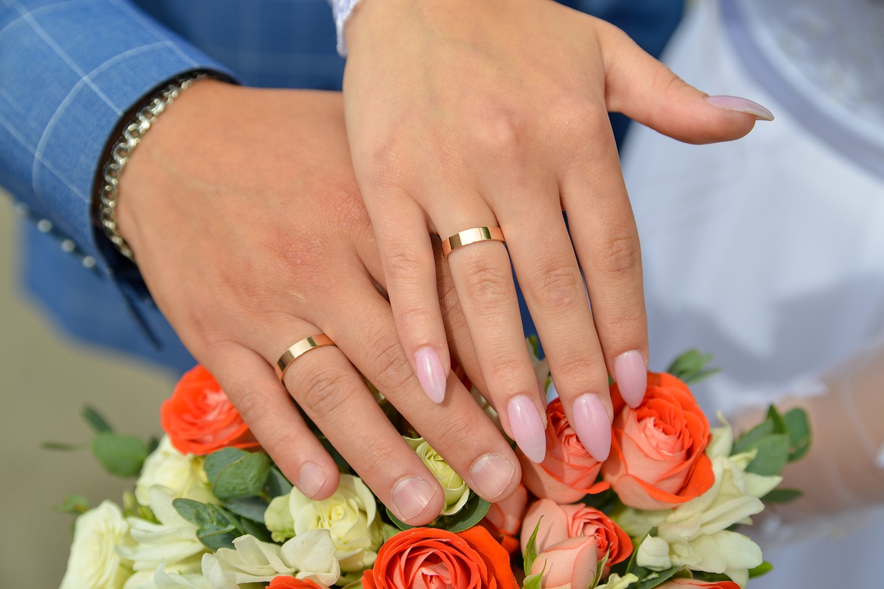 hands-with-rings-5533600_1280 | 工房Smith札幌 結婚指輪