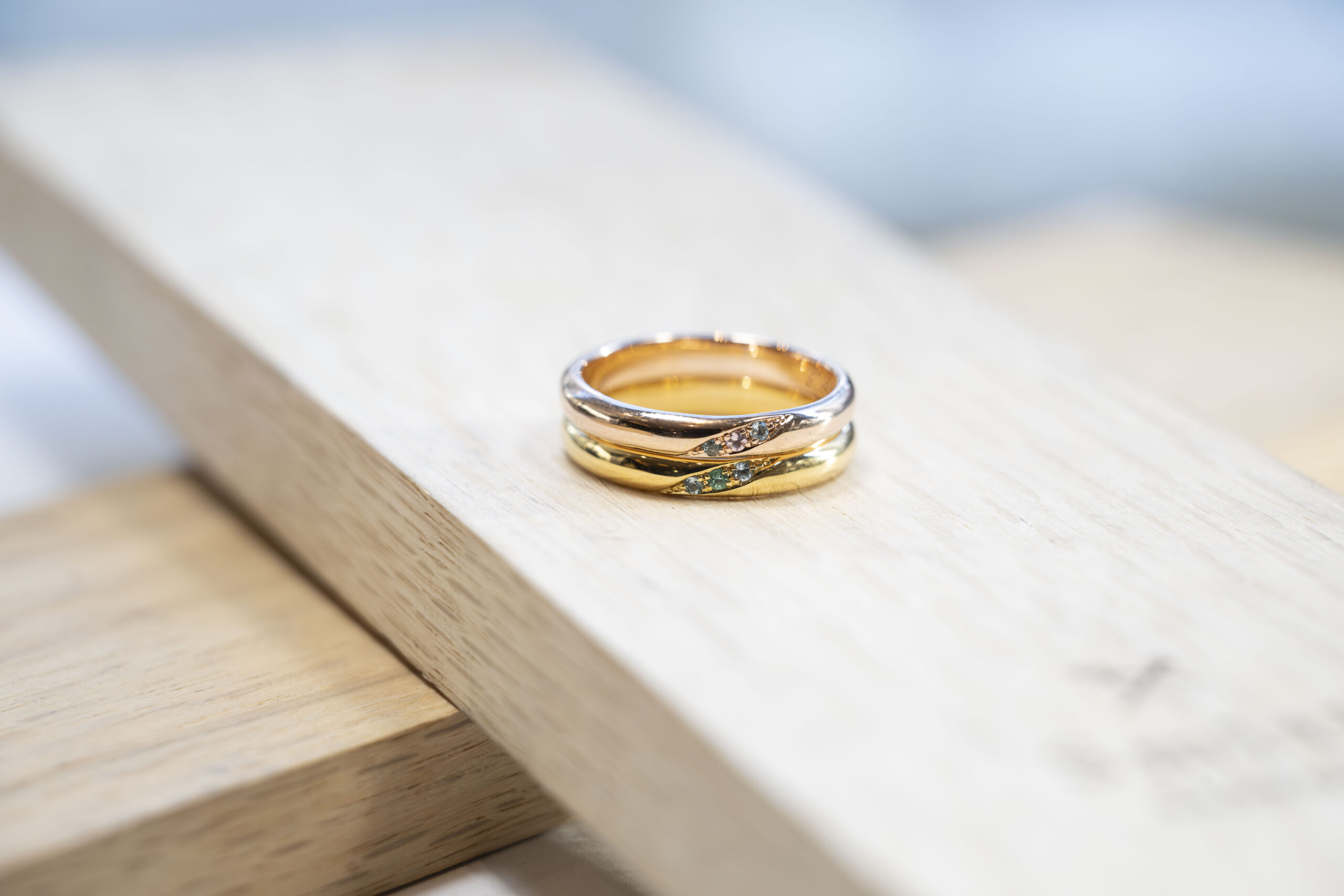 ペアリング（彫金工法）エメラルドサファイアトパーズ彫り留めカラーコーティング鏡面