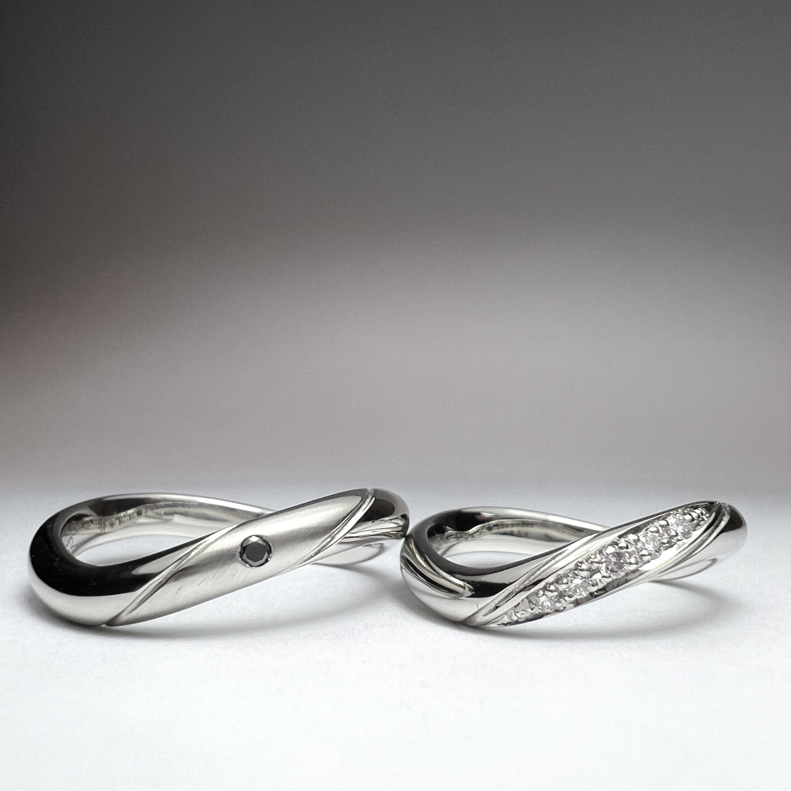 結婚指輪（彫金工法）カラーダイヤモンドダイヤモンド伏込み留め彫り留めウェーブつや消しライン加工鏡面