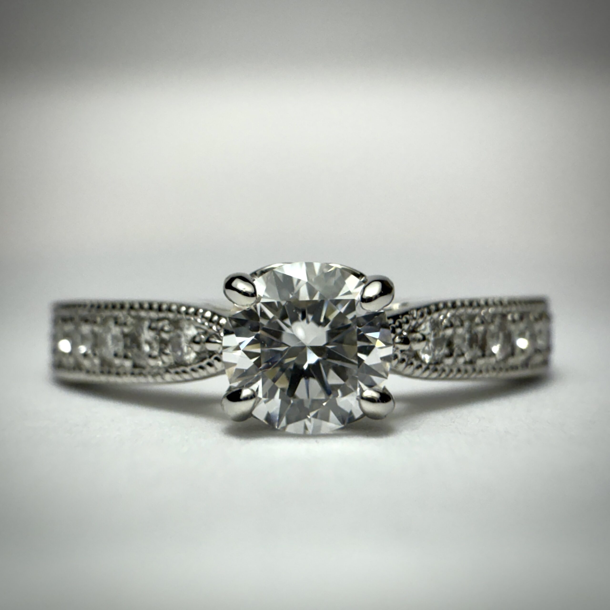 婚約指輪（WAX工法）ダイヤモンド4本爪彫り留めミル打ち鏡面