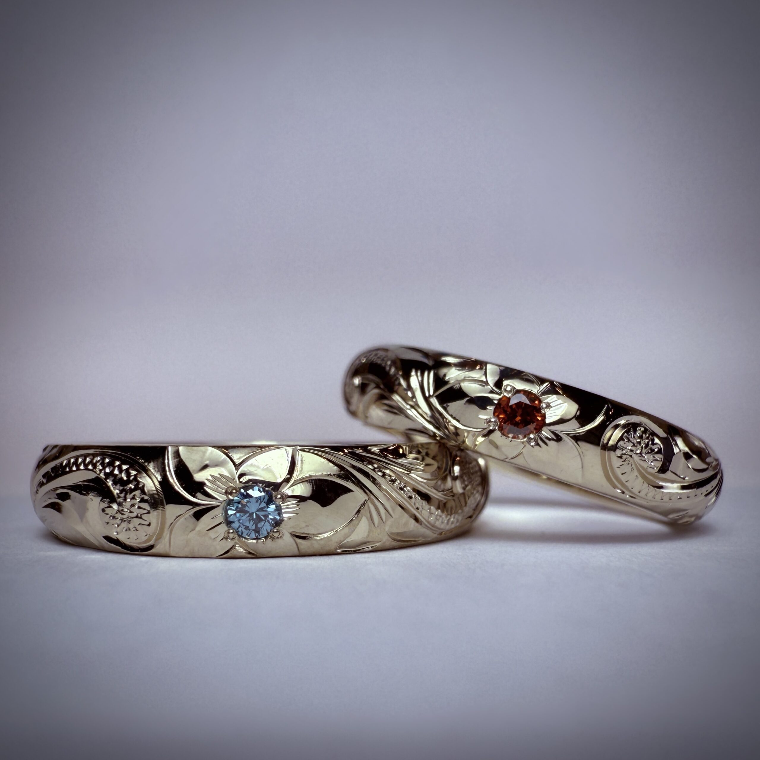 結婚指輪（彫金工法）カラーダイヤモンド伏込み留めハワイアン鏡面