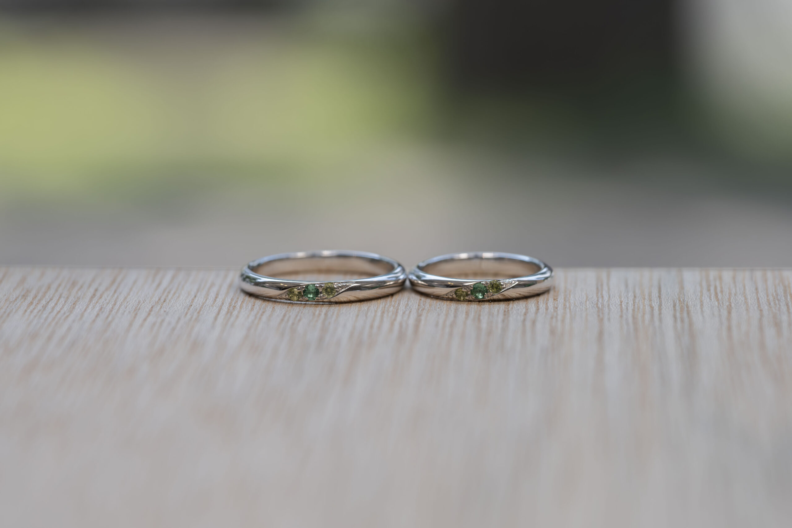 ペアリング（WAX工法）エメラルドサファイアペリドット彫り留め鏡面