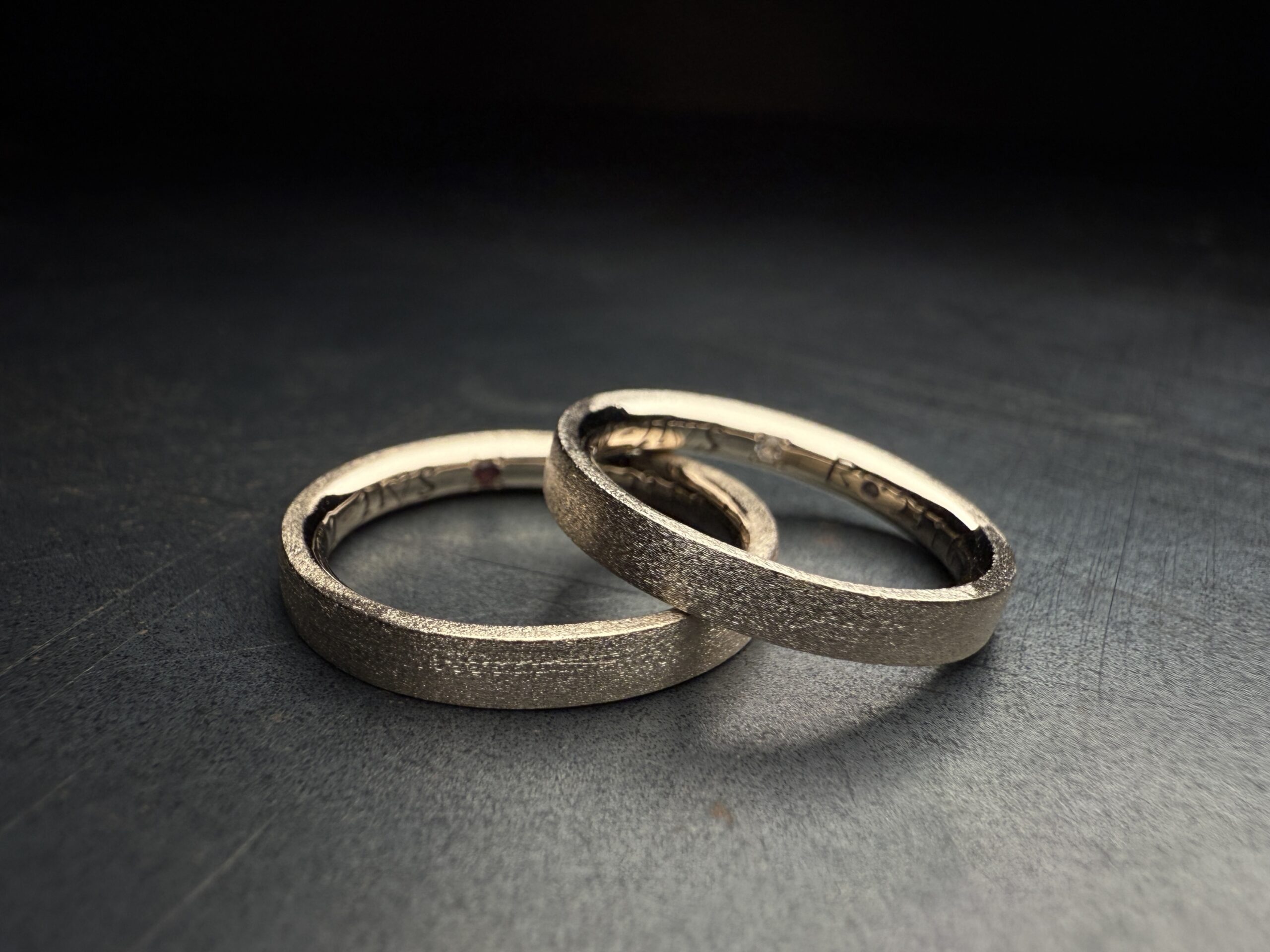 結婚指輪（彫金工法）ガーネットムーンストーンシークレットストーンスターダストレーザー刻印